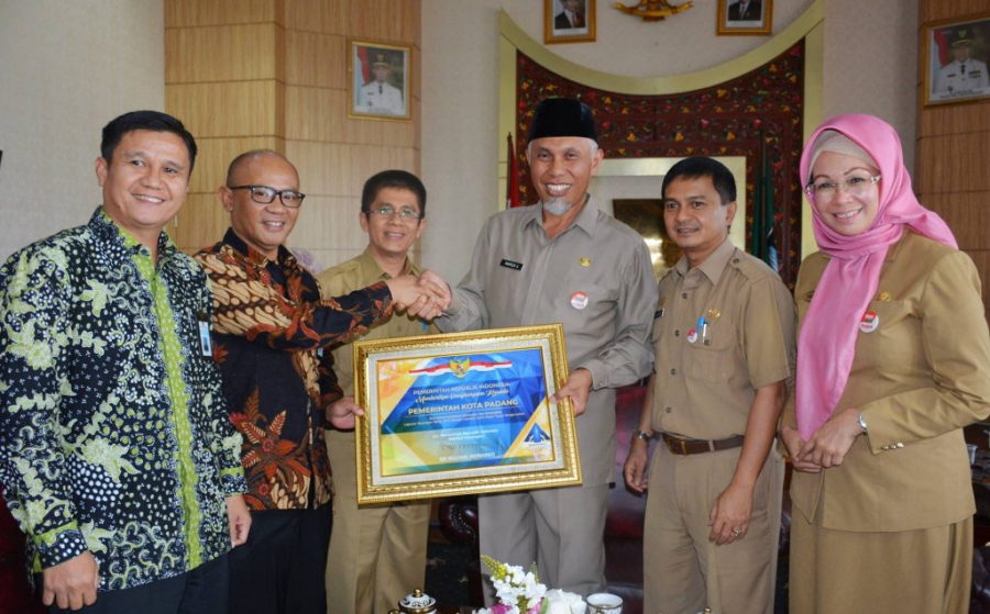 Pemerintah Kota (Pemko) Padang menerima piagam penghargaan dari Menteri Keuangan (Menkeu) Sri Mulyani atas capaian Opini Wajar Tanpa Pengecualian (WTP) terhadap Laporan Keuangan Pemerintah Daerah (LKPD) Kota Padang di tahun 2017